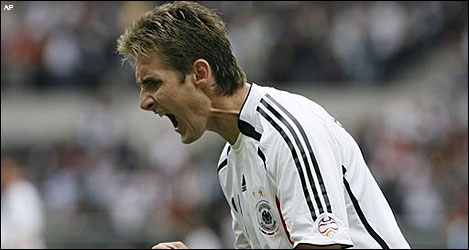 klose_celebrate_42425.jpg
